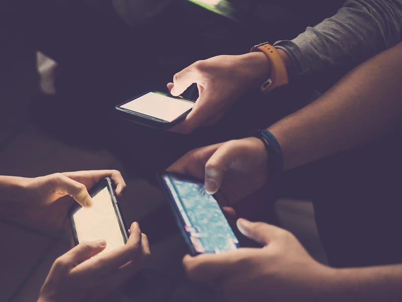 Mobile Gaming as Social Entertainment
